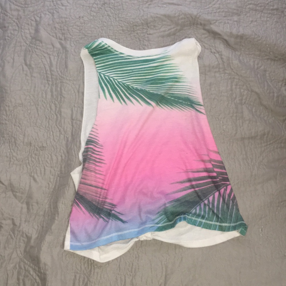 a no sided tank top (side showing showing)